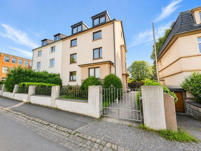 Vierfamilienhaus mit Teilungserklärung - 3 Einheiten kurzfristig neu vermietbar – Frontansicht