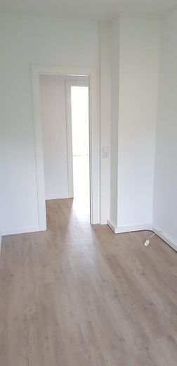 Elterlein: Sonnige 3-Zimmer-Wohnung mit großem Balkon und Einbauküche in ruhiger Neubauanlage – Referenzfoto Wohnräume