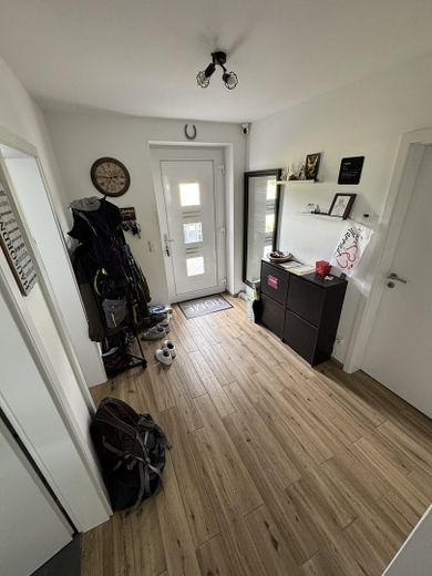 Modernes Einfamilienhaus mit hochwertiger Ausstattung und Smart-Home-System in Groß Wesenberg – Eingangsbereich