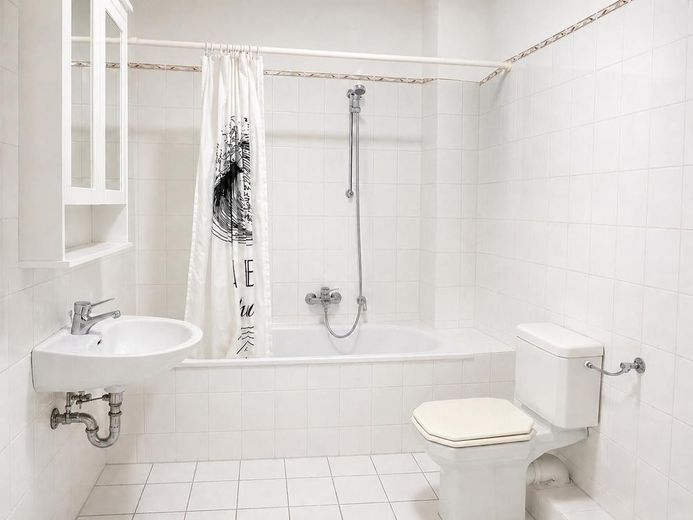 Jasne 2-pokojowe mieszkanie na poddaszu z balkonem i garażem jednostanowiskowym w spokojnej lokalizacji w Hamburgu-Bramfeld – Badezimmer