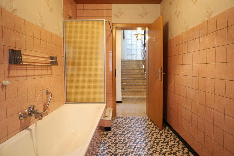 139 qm | 7 Zimmer | 2 Balkone | Reihenendhaus für 125.000 € – EG Bad Foto 2