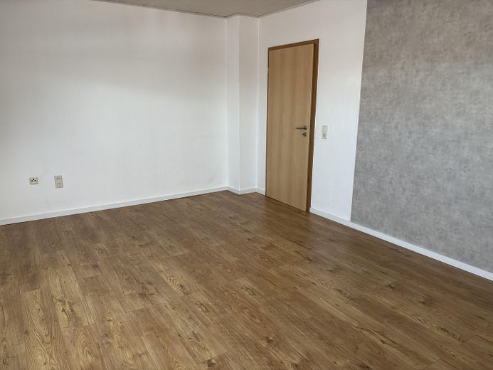 3 Zimmer, überdachter Balkon, ruhiges Haus, EBK, Tageslichtbad mit Wanne und Dusche – Zimmer 3