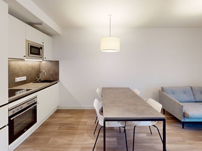 URBAN BASE: Vollmöbliertes 2-Zimmer-Apartment mit EBK, BALKON, ALL-IN-MIETE, UVM. im Wiesbadener Stadtzentrum – Ansicht IV: Wohnzimmer