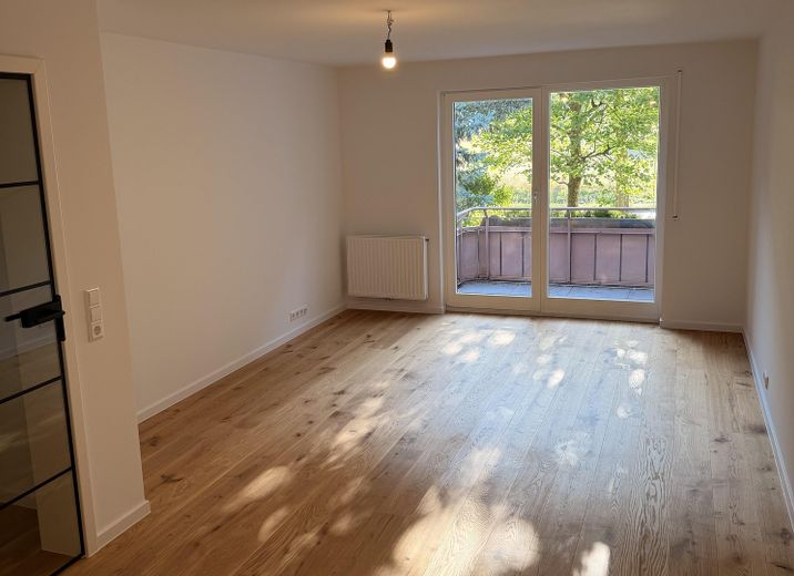 Frisch saniert & bezugsfertig: 2 Balkone, Echtholzparkett und Tiefgarage – Wohnzimmer mit Balkon