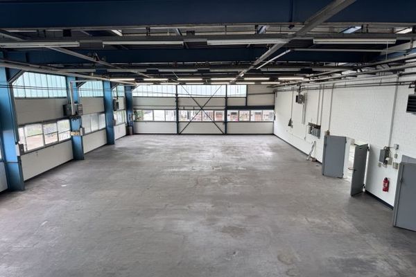 Attraktive Lagerhalle mit Büro- und Sozialräumen – Gewerbegebiet Über der Elz