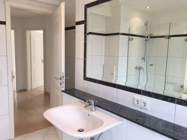 Spiegel mit Marmor-Ablagen