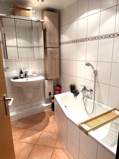 Bad mit Wanne und Dusche