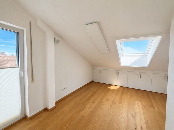 Neuwertiges Reihenendhaus mit modernem Wohnkomfort – Dachgeschoss Ost