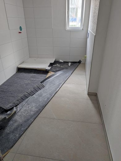 Erstbezug nach Kernsanierung 2 Zimmer Wohnung mit Terrasse – Bad 