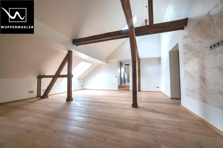 Modernes Penthouse-Flair im historischen Ambiente - Dachgeschosswohnung mit Designanspruch – Wohnzimmer