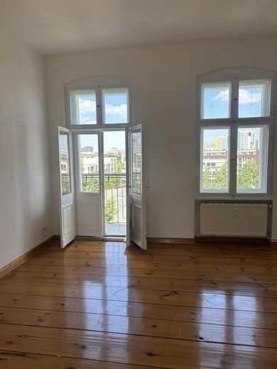 Appartamento singolo in edificio d’epoca con balcone, pronto per essere abitato – Zimmer zur Straße