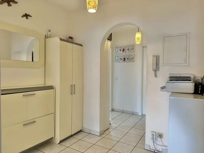 Appartamento di 3 locali senza provvigione con balcone esposto a sud, posto auto in garage sotterraneo e riscaldamento a pavimento – Flur