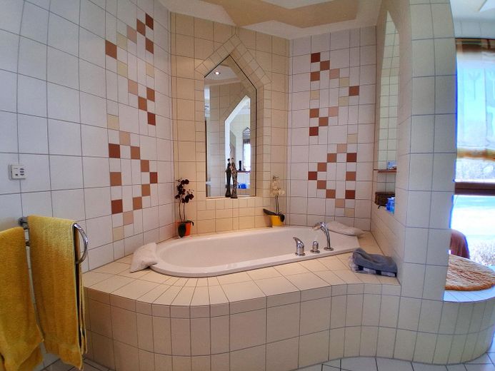 Das besondere Haus, mit sehr großem Grundstück, in einer Region wo andere Urlaub machen – Badewanne im Bad