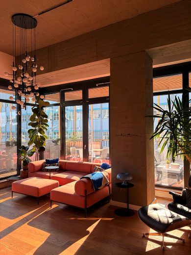 Viel Platz für den Alltag in dieser modernisierten 4-Zimmer-Loftwohnung in Lichtenberg – Wohnzimmer Sonne