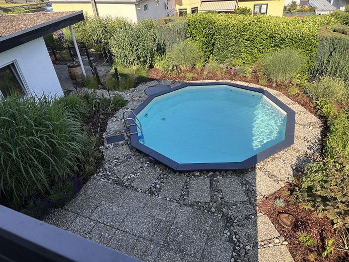 Ausgefallenes 2-Fam. Architektenhaus mit Pool,Energieausw. D, Runkel OT,provisionsfrei zu verkaufen – Haus 8 Blick zum Garten/Pool