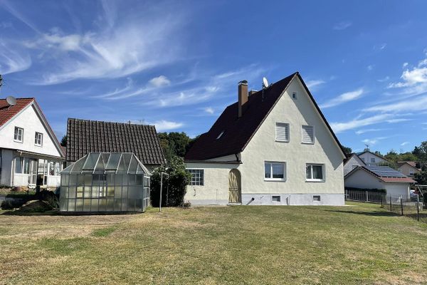 Vrijstaand eengezinswoning met groot perceel en veel potentieel in Kühbach