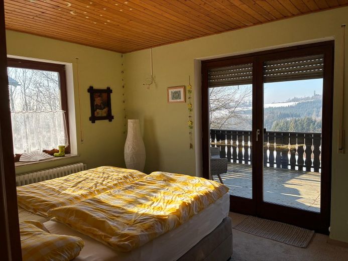 Haus im Grünen mit unverbaubarem Blick über den Frankenwald in ruhiger Lage – Schlafzimmer EG