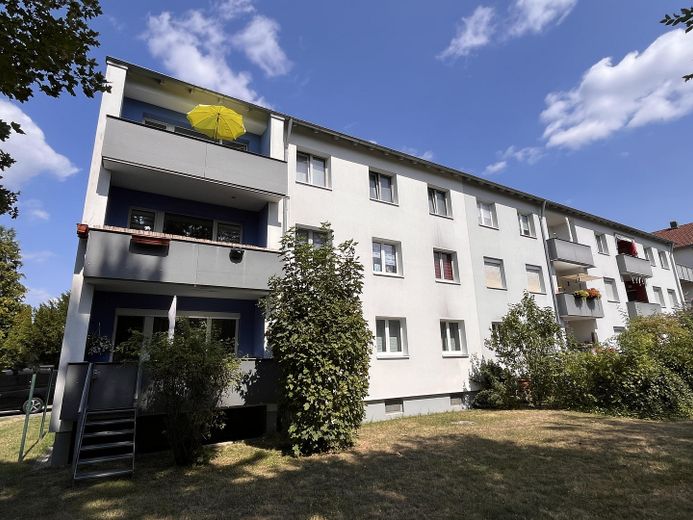 Zentral, aber ruhig gelegene 3-Zimmer Wohnung mit Balkon und Stellplatz als Kapitalanlage, prov.frei – Wohnung/Balkon 1.OG