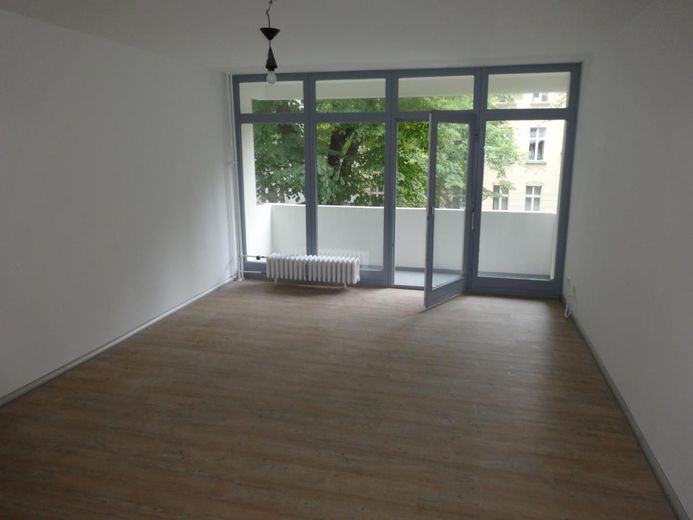 1-Zimmer-Apartment in Berlin Tempelhof - perfekt für Studierende – Blick zum Balkon (leer)