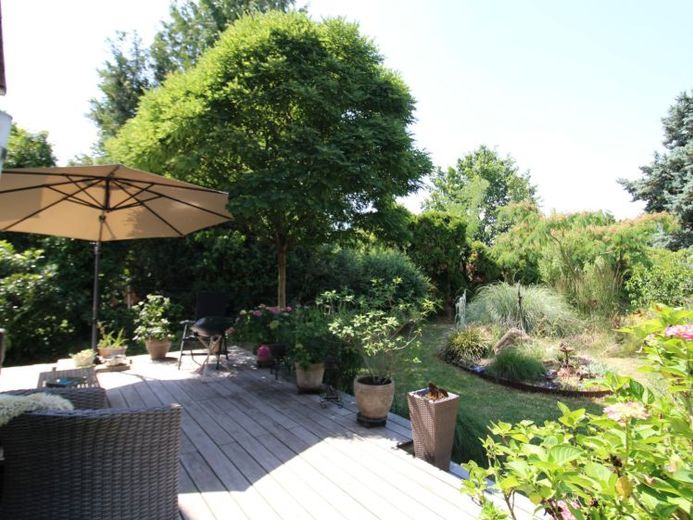 Modernes Effizienzhaus mit Photovoltaik, Wärmepumpe und traumhaftem Garten – Foto 1