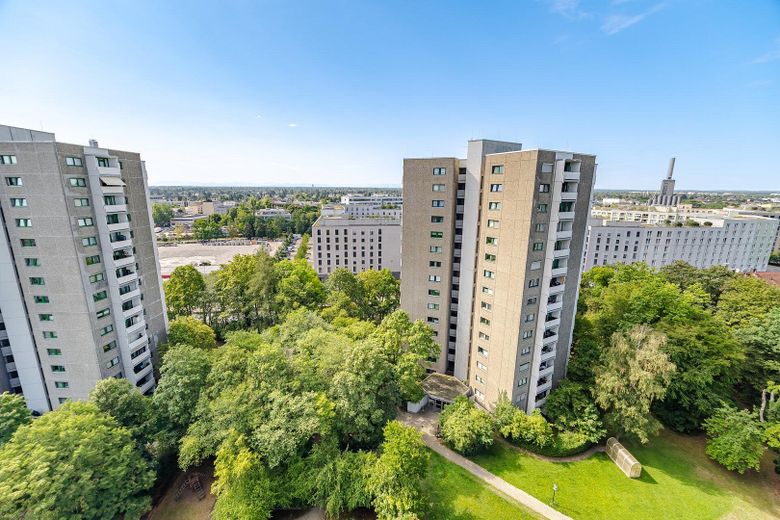Bezugsfreie 3-Zimmer-Wohnung im 13. Obergeschoss mit zwei Balkonen und Alpenblick – Foto 18