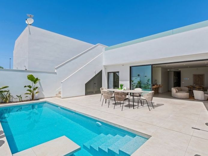 Villen mit 3 Schlafzimmern, 2 Bädern, Klimaanlage, Kfz-Stellplatz und Privatpool in der La Serena Golfanlage – Foto 1