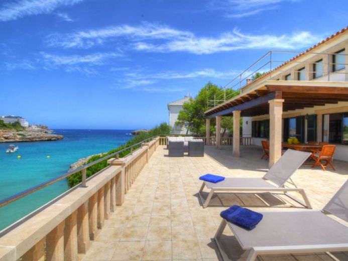 Villa in 1. Meereslinie mit Ferienvermietungslizenz in Cala Marsal auf Mallorca zu verkaufen – Foto 1