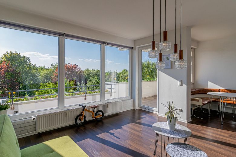 Designer terrace apartment (18 min. central station) nature, parking space (only temporarily 6-12 months) 1,700 € incl. additional costs – Wohnzimmer
