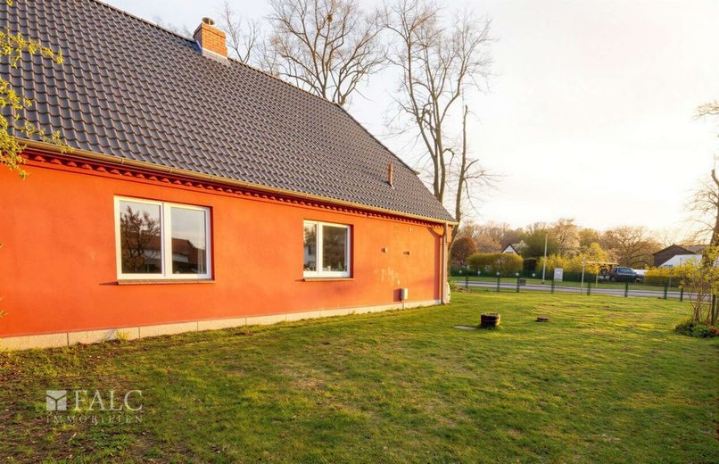 +++ Charmante DHH mit sonnigem Hof - Ihr neues Zuhause! +++ – Außenansicht III