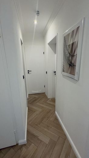 Provisions- & bezugsfrei: Sanierte 4-Zimmer Wohnung mit Klima & Garage – Flur