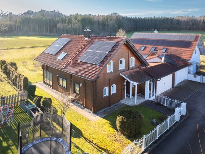 Baubiologisches Blockbohlen-Massivhaus mit neuer PV-Anlage in wunderbarer Ortsrandlage. – Foto 1