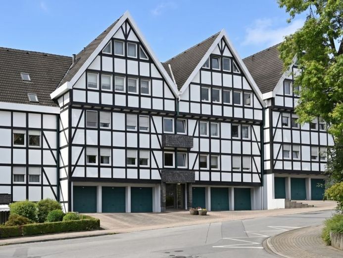 Wohntraum im Zentrum: Großzügige 3-5 Zimmer mit Balkon und Garage – Foto 1