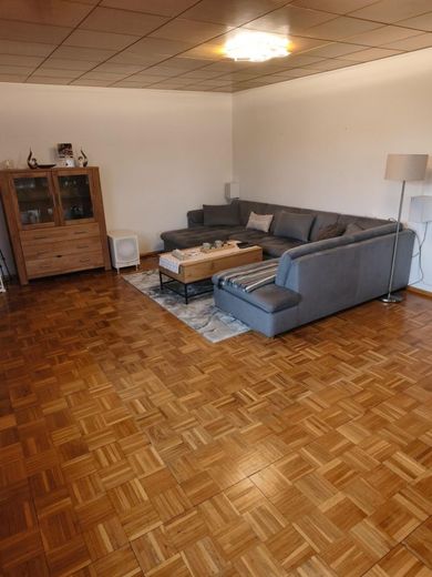 سعادة عائلية مُعتنى بها جيدًا مع 5 غرف وحديقة واسعة في هالدنسليبن – Wohnzimmer Blick Richtung Sofa