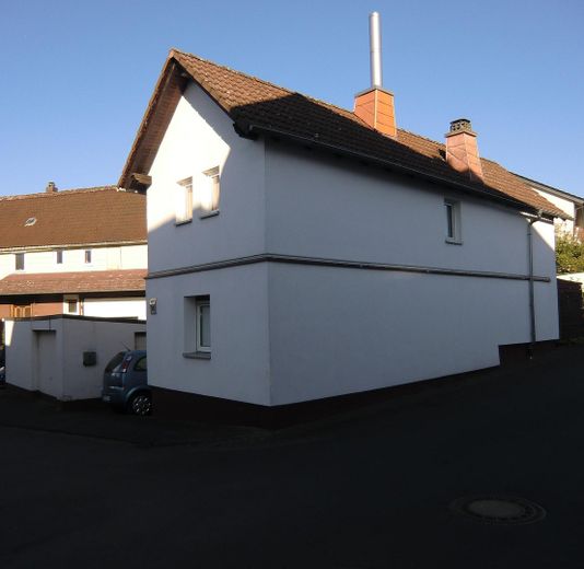 Außenansicht mit Garage