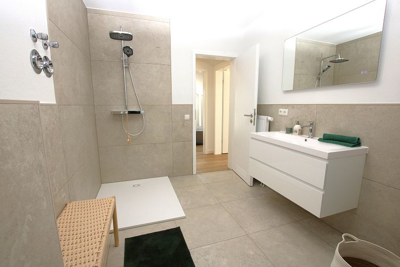 Klimatisierte 3-Zimmer-Wohnung mit 2 Balkonen – frisch saniert, sofort bezugsfrei, provisionsfrei – Bad