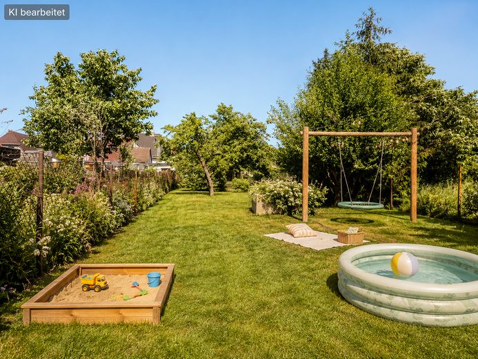 Verstecktes Raumwunder! Doppelhaushälfte mit großem Garten, Garage und überraschend viel Platz – Gartenansicht - KI Beispiel