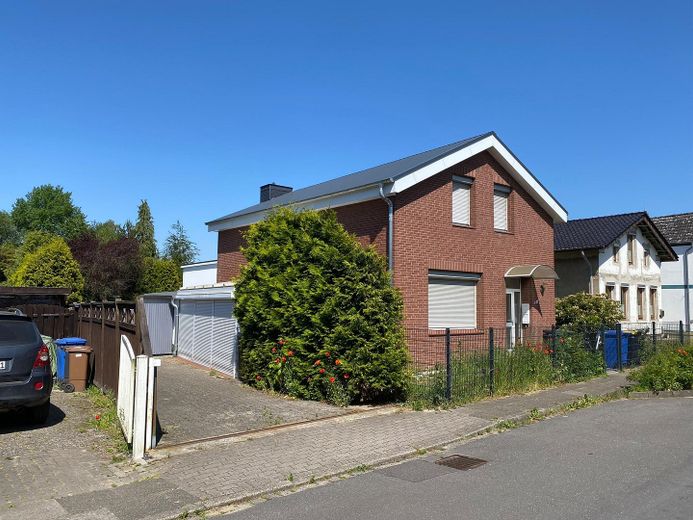 Zweifamilienhaus mit 3 Garagen – Frontansicht