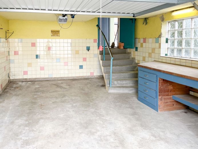 Garage mit Werkbank und eigenem Zugang! – Garage