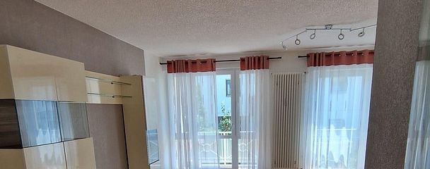 Einziehen & Wohlfühlen – sanierte 2-Zi.-Wohnung mit Südwest-Balkon, TG &Nolte-Küche in Baden-Baden – Wohnzimmer mit Ausgang Balkon