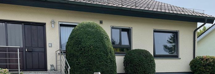RESERVIERT - Großzügiges, helles Einfamilienhaus mit Einliegerwohnung, Massivbauweise – Eingangsbereich außen 1