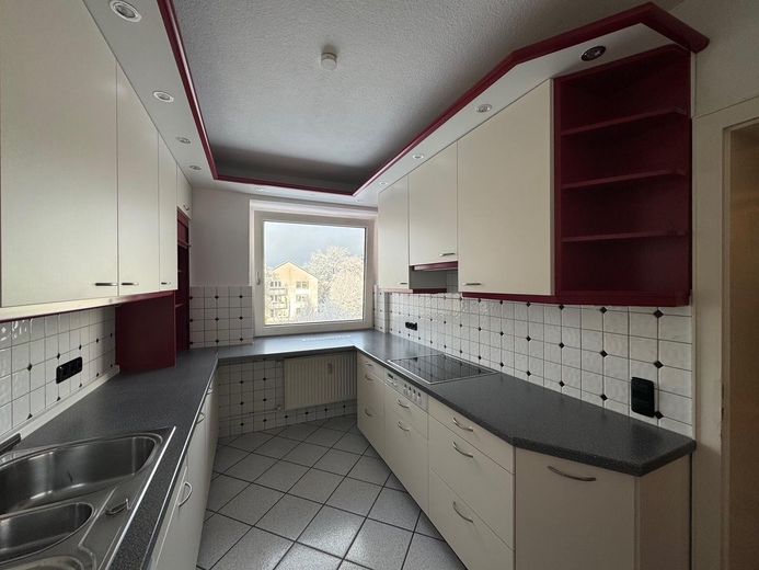 Großzügige 4-Zi.-Whg. (2 2/2 Zi.) mit Balkon/Südlage ; auf großem Grundstück ; provisionsfrei – Küche (re. Seite)