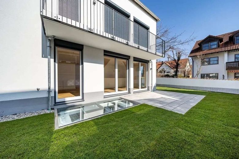 Moderne Garten- Maisonette mit außergewöhnlichen Lichthöfen – Garten