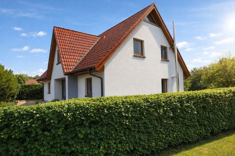 Exquisites Einfamilienhaus in neuwertigem Zustand mit PV-Anlage,Carport und idyllischer Gartenanlage – Eingangs- und Giebelansicht West