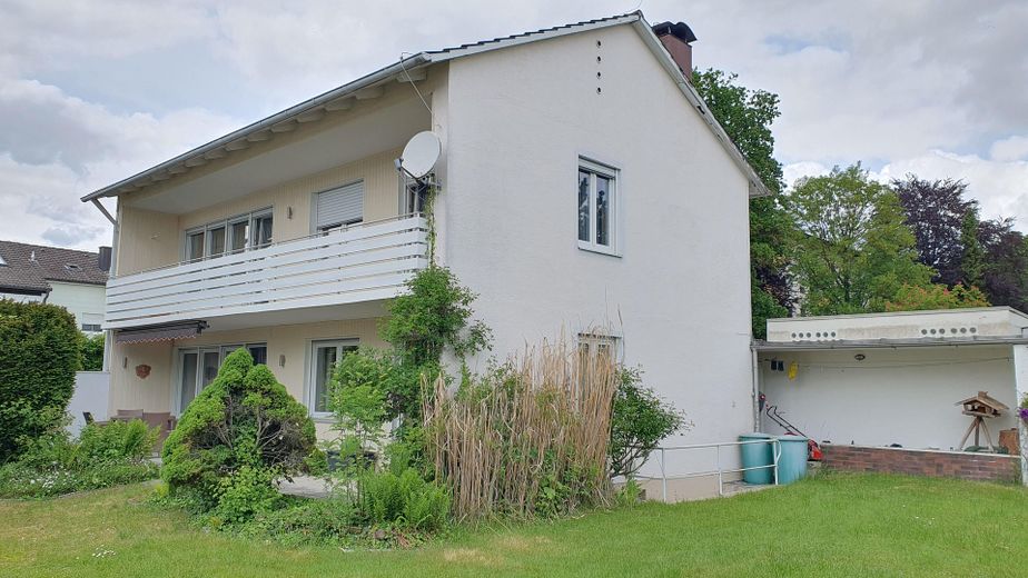 Casa unifamiliare dalla distribuzione perfetta, molto luminosa, con ampio giardino – Außenansicht vom Garten aus