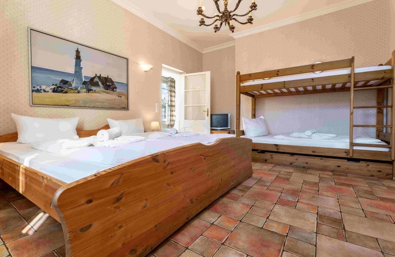 PROVISIONSFREI: Denkmal-Villa & 5 FEWOs | Rendite, Eigennutz o. Baupotenzial auf 1.203 m² – Schlafzimmer Wohnung 1 EG