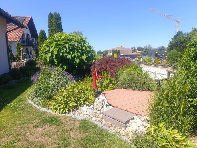 Zweifamilienhaus mit 302 m² Wohnfläche in Wildenberg – Vorgarten mit Teich