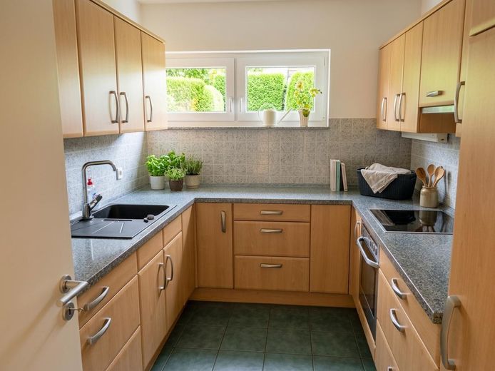 Vivienda acogedora en la ladera: luminosa, tranquila, accesible, con jardín y balcón – Küche