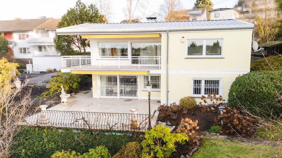 Helles, modernes Einfamiienhaus mit Terrasse - Balkon + Garten in Hümmerich - Preisreduzierung! – Blick auf das Wohnhaus