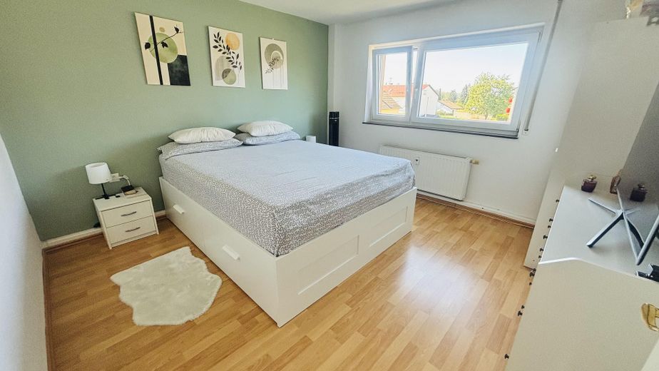 Helle 3-Zimmer-Wohnung mit Balkon, Einbauküche und Garage in Onstmettingen – Schlafzimmer