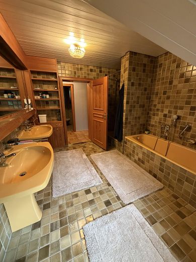 Wohnen mit Charakter: Charmantes Einfamilienhaus mit großem Garten & Kamin – BadOG